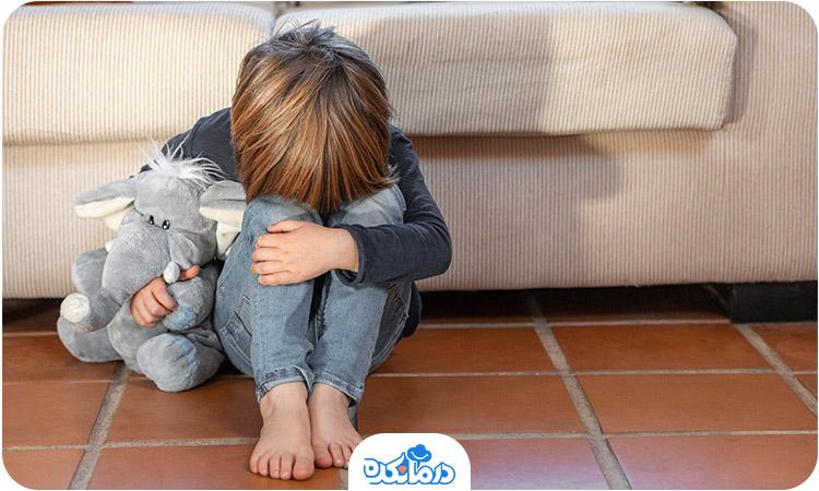 تصویری از کودکی که احساس افسردگی و غم شدیدی دارد.