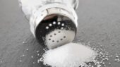 چرا باید نمک معمولی را با نمک غنی‌ شده با پتاسیم جایگزین کنیم؟