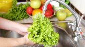 تمیز کردن سبزیجات با مواد طبیعی: روش‌ ها و جایگزین‌ های سالم