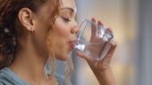 کم‌ آبی بدن و علائم آن: چگونه از مشکلات ناشی از کمبود آب در بدن جلوگیری کنیم؟