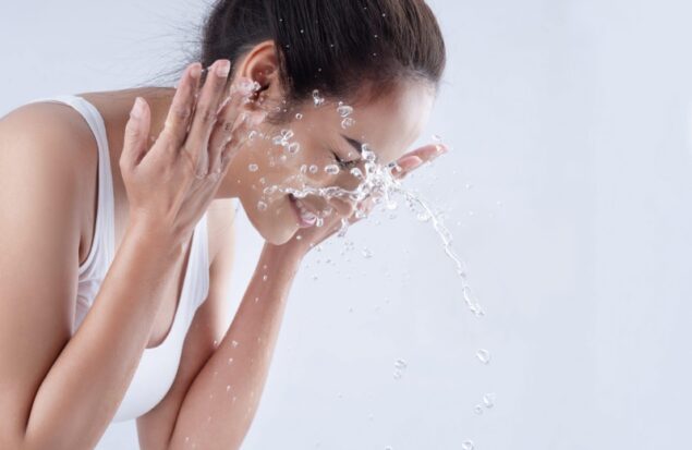 آیا شستن صورت پس از هر بار بیرون رفتن ضروری است؟ بررسی نیازها و نکات مراقبتی