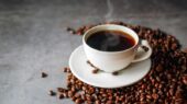 آیا قهوه می‌ تواند فرآیند پیری را کند کند؟ نگاهی به یافته‌ های علمی جدید