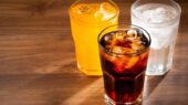 خطر پنهان نوشابه‌ ها؛ چرا نوشیدن نوشابه از خوردن شکلات مضرتر است؟