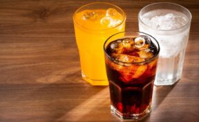 خطر پنهان نوشابه‌ ها؛ چرا نوشیدن نوشابه از خوردن شکلات مضرتر است؟