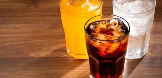 خطر پنهان نوشابه‌ ها؛ چرا نوشیدن نوشابه از خوردن شکلات مضرتر است؟