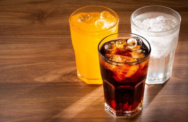 خطر پنهان نوشابه‌ ها؛ چرا نوشیدن نوشابه از خوردن شکلات مضرتر است؟