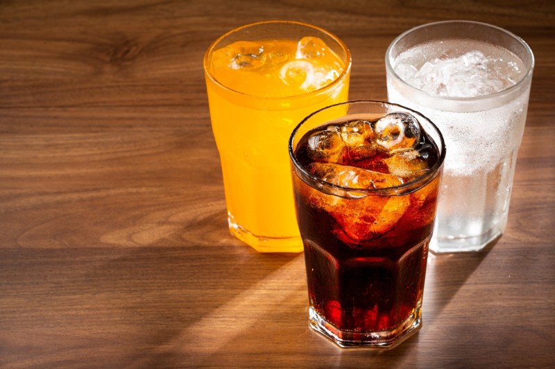 خطر پنهان نوشابه‌ ها؛ چرا نوشیدن نوشابه از خوردن شکلات مضرتر است؟