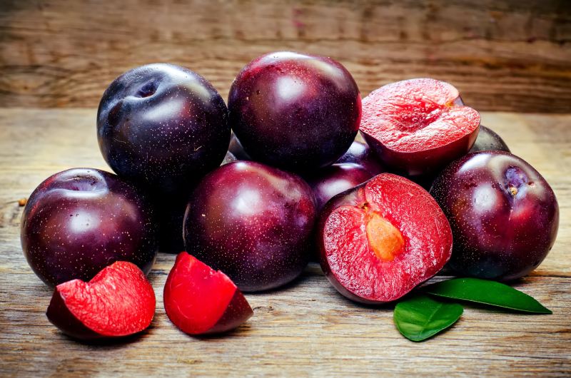 آلو سیاه: خواص شگفت‌ انگیز این میوه تابستانی