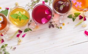 بررسی کامل تفاوت بین دمنوش، جوشانده، عرقیات و اسانس‌ های گیاهی