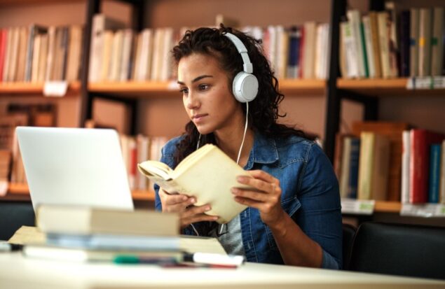 کدام روش برای درک اطلاعات بهتر است؟ خواندن یا شنیدن؟