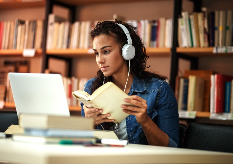 کدام روش برای درک اطلاعات بهتر است؟ خواندن یا شنیدن؟