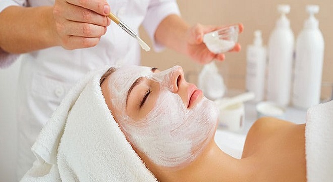 استفاده از ماسک‌های طبیعی و جذب‌کننده چربی