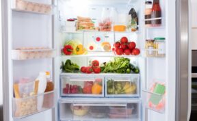 غذاهایی که هرگز نباید در درب یخچال نگهداری کنید و دلیل علمی پشت آن