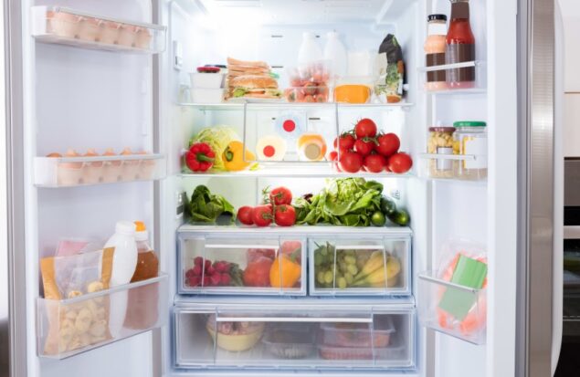 غذاهایی که هرگز نباید در درب یخچال نگهداری کنید و دلیل علمی پشت آن