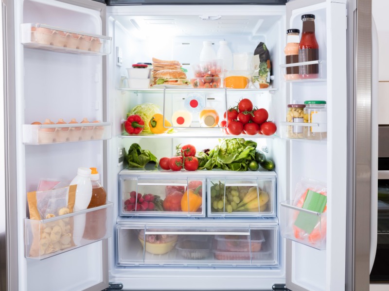 غذاهایی که هرگز نباید در درب یخچال نگهداری کنید و دلیل علمی پشت آن