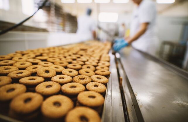 افزایش مصرف خوراکی های صنعتی و نقش آن در جهش سرطان روده در نسل های جوان