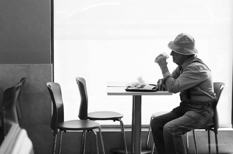 مطالعه جدید: تنها غذا خوردن می تواند سلامت افراد مسن را به خطر بیندازد