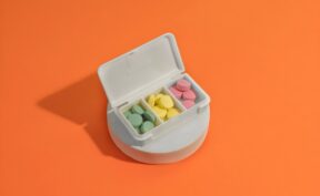 هشدار درباره مصرف بی‌ رویه مکمل‌ های غذایی و گیاهی: عوارض جدی برای سلامت