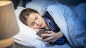 پژوهش تازه: استفاده از موبایل پیش از خواب الزاماً کیفیت خواب را کاهش نمی‌ دهد