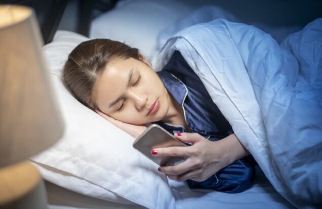 پژوهش تازه: استفاده از موبایل پیش از خواب الزاماً کیفیت خواب را کاهش نمی‌ دهد