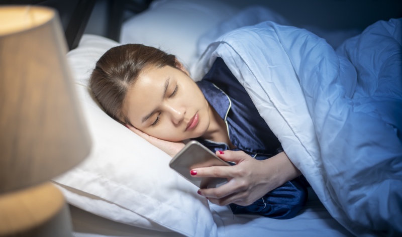 پژوهش تازه: استفاده از موبایل پیش از خواب الزاماً کیفیت خواب را کاهش نمی‌ دهد
