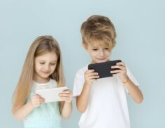 افسردگی و چاقی در کودکان: پیامدهای استفاده زود هنگام از گوشی هوشمند