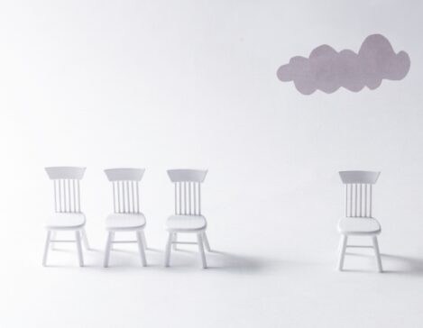 همه چیز درباره‌ درونگرایی: ویژگی‌ ها، دلایل، مزایا و راهکارها