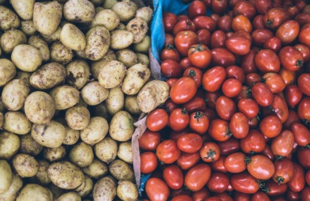 چرا هیچ‌ گاه نباید سیب‌ زمینی و گوجه فرنگی را کنار یکدیگر نگهداری کرد؟