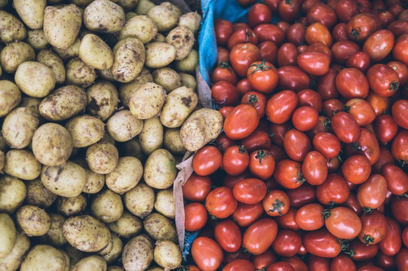 چرا هیچ‌ گاه نباید سیب‌ زمینی و گوجه فرنگی را کنار یکدیگر نگهداری کرد؟