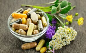 داروهای طب سنتی چگونه تولید می شوند؟ نگاهی به فرآیند ساخت و نظارت بر داروهای گیاهی در ایران