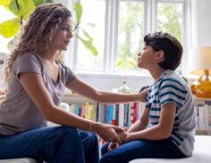 تربیت کودک بدون تنبیه و فریاد؛ چگونه رفتارهای نامناسب کودک را اصلاح کنیم؟