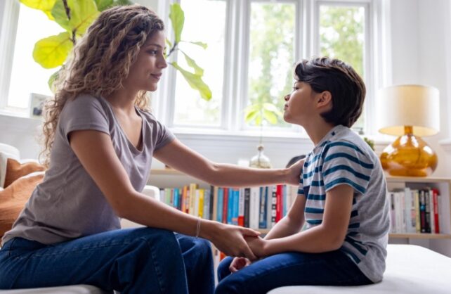 تربیت کودک بدون تنبیه و فریاد؛ چگونه رفتارهای نامناسب کودک را اصلاح کنیم؟